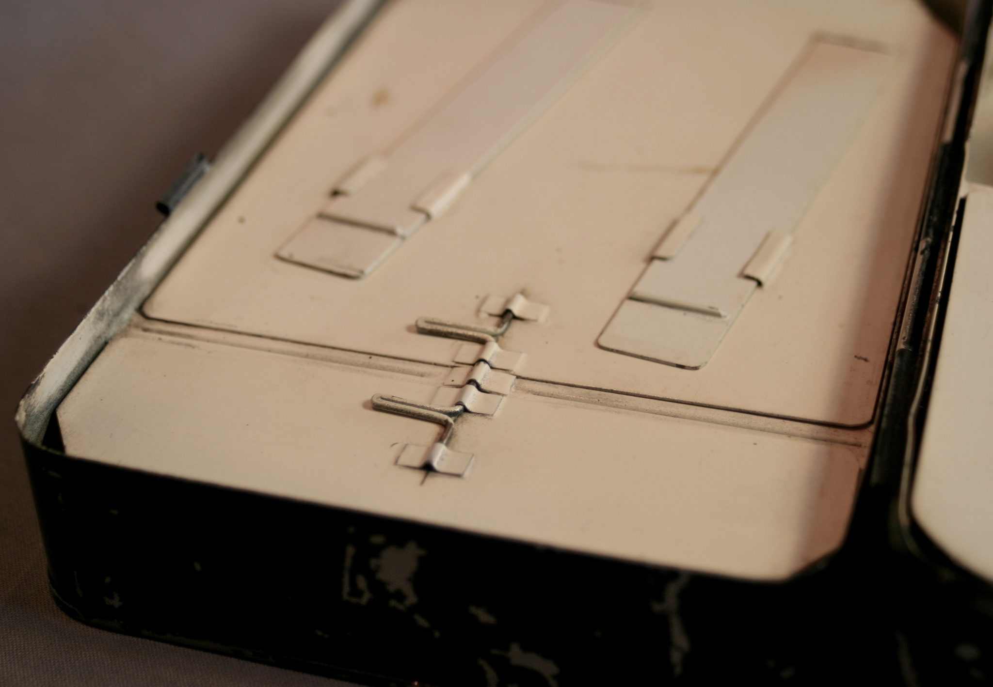 Hardy Bros Large Steel 4 Compartment Fly Box with English Flies - Image 5