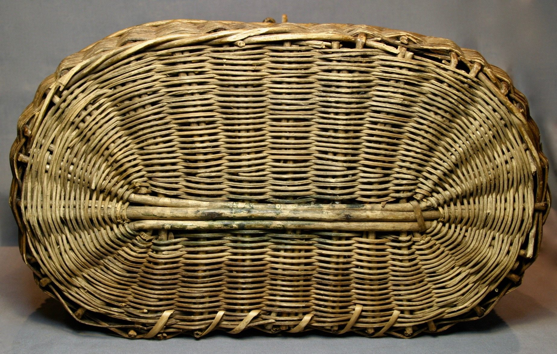 Two Compartment Center Hole Grapevine Fishing Creel - Image 6