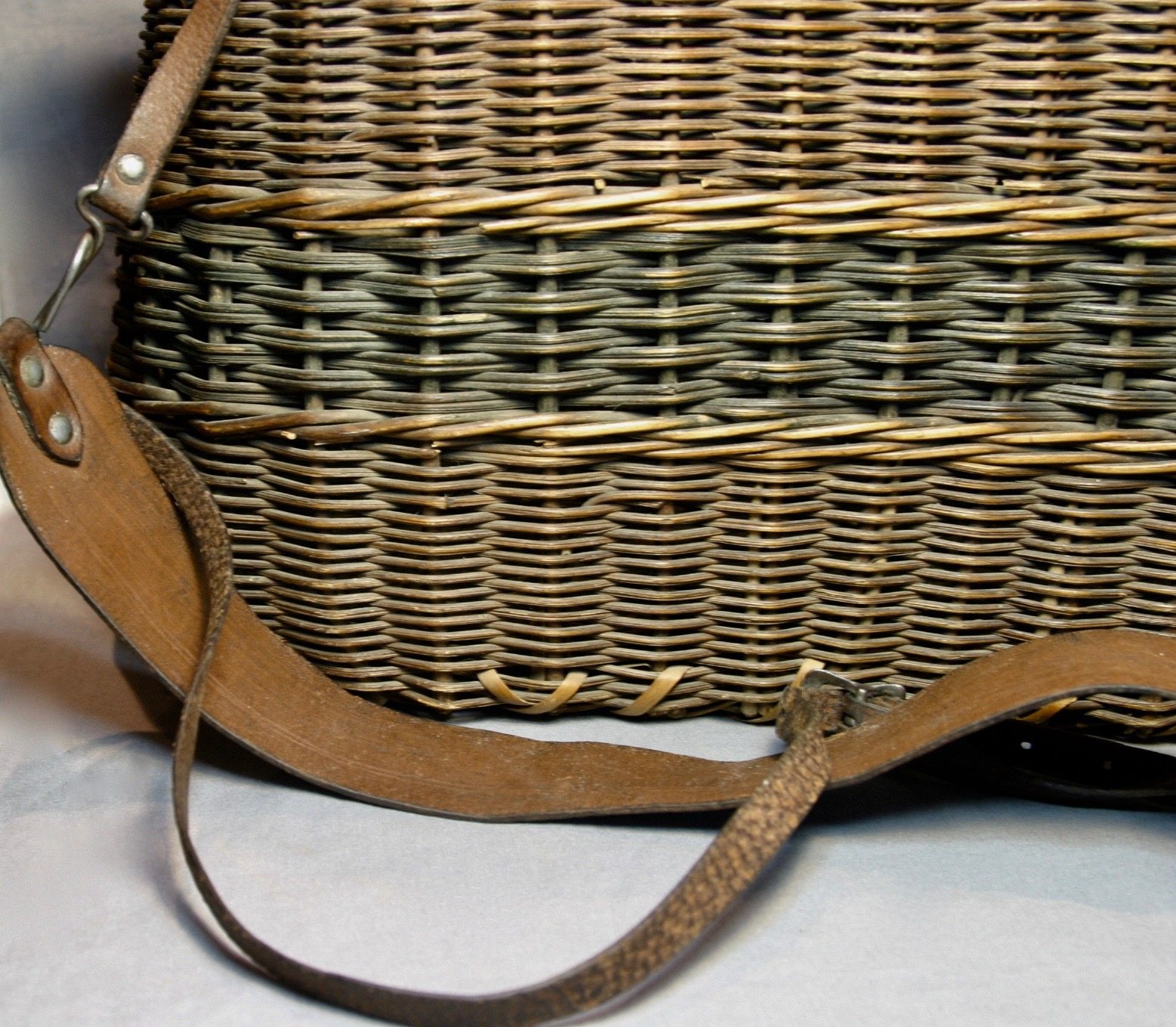 Two Compartment Center Hole Grapevine Fishing Creel - Image 10