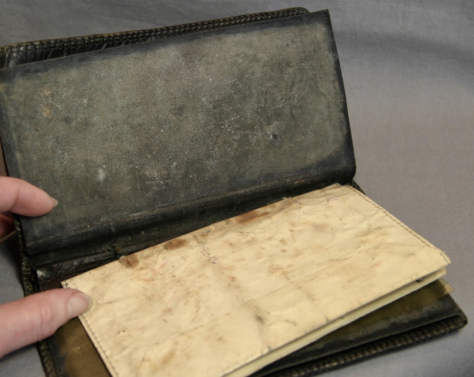 Embossed Fisherman Fly Fishing Wallet - Image 7