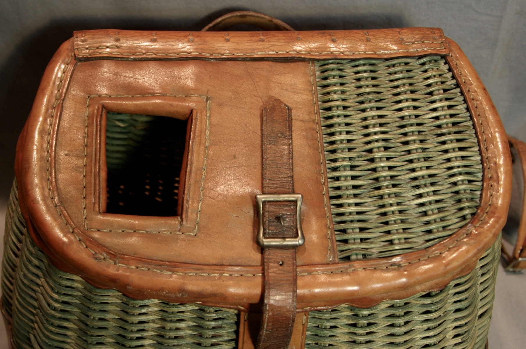 Frisbie Green Wicker #19 Fishing Creel W/Strap - Image 8