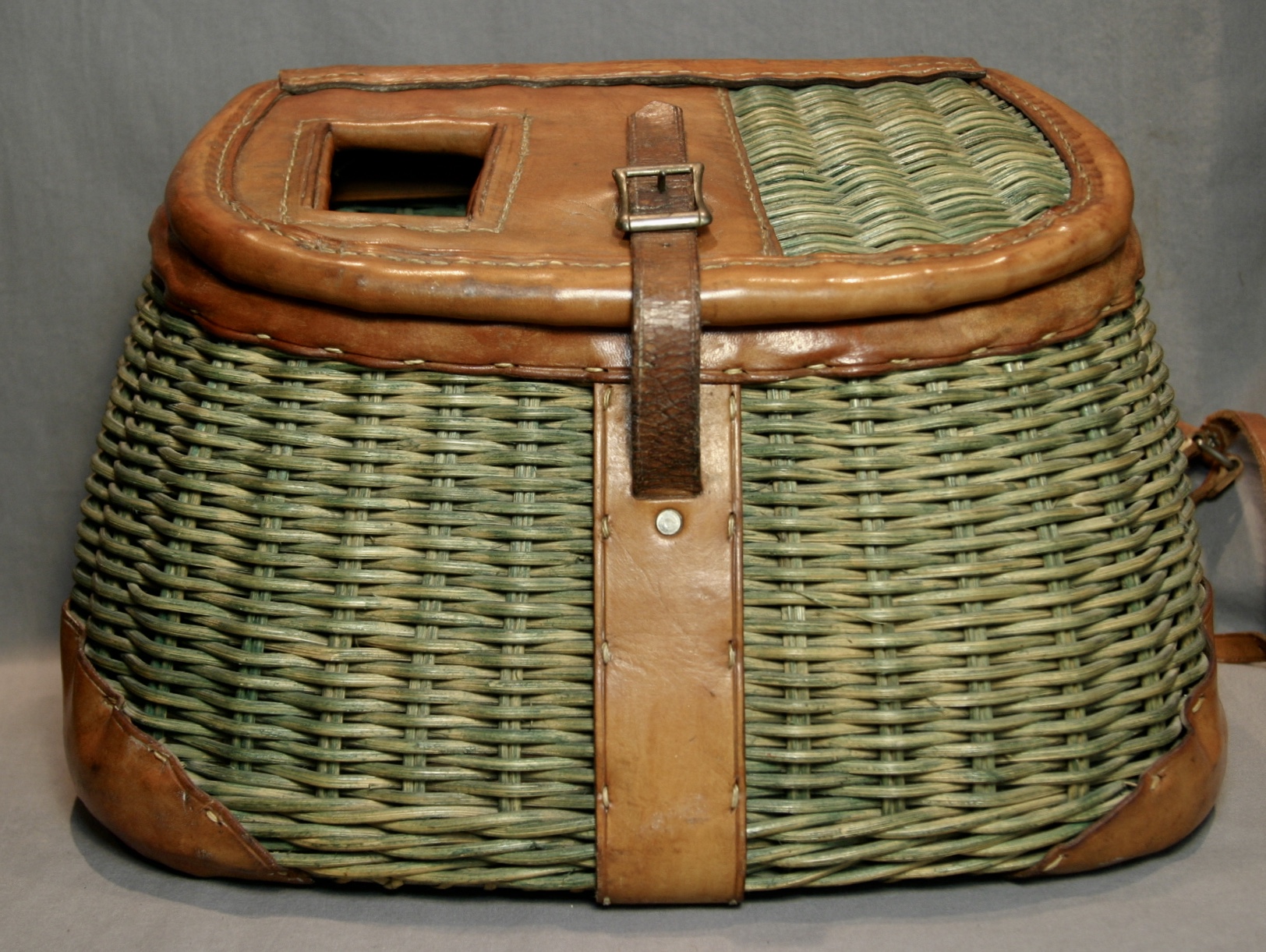 Frisbie Green Wicker #19 Fishing Creel W/Strap