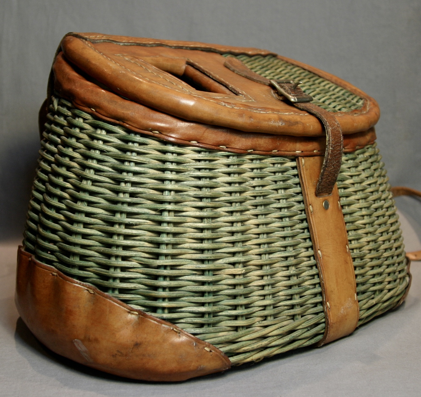 Frisbie Green Wicker #19 Fishing Creel W/Strap - Image 7