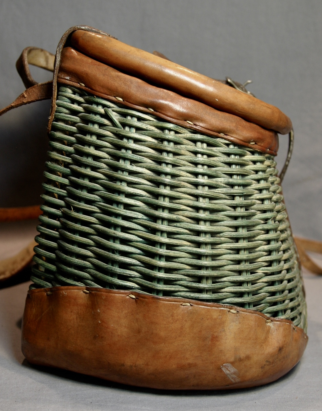 Frisbie Green Wicker #19 Fishing Creel W/Strap - Image 6