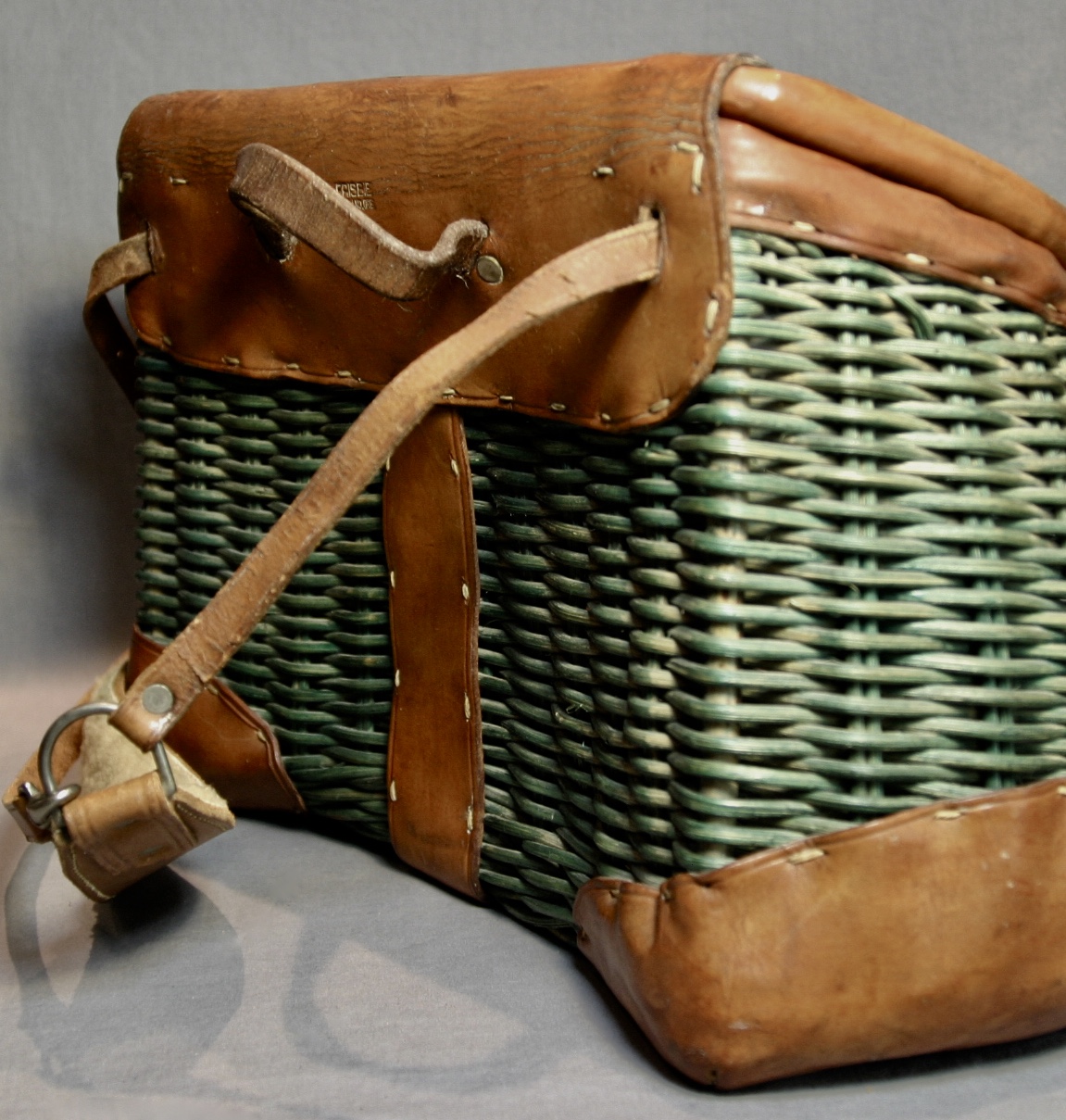 Frisbie Green Wicker #19 Fishing Creel W/Strap - Image 5