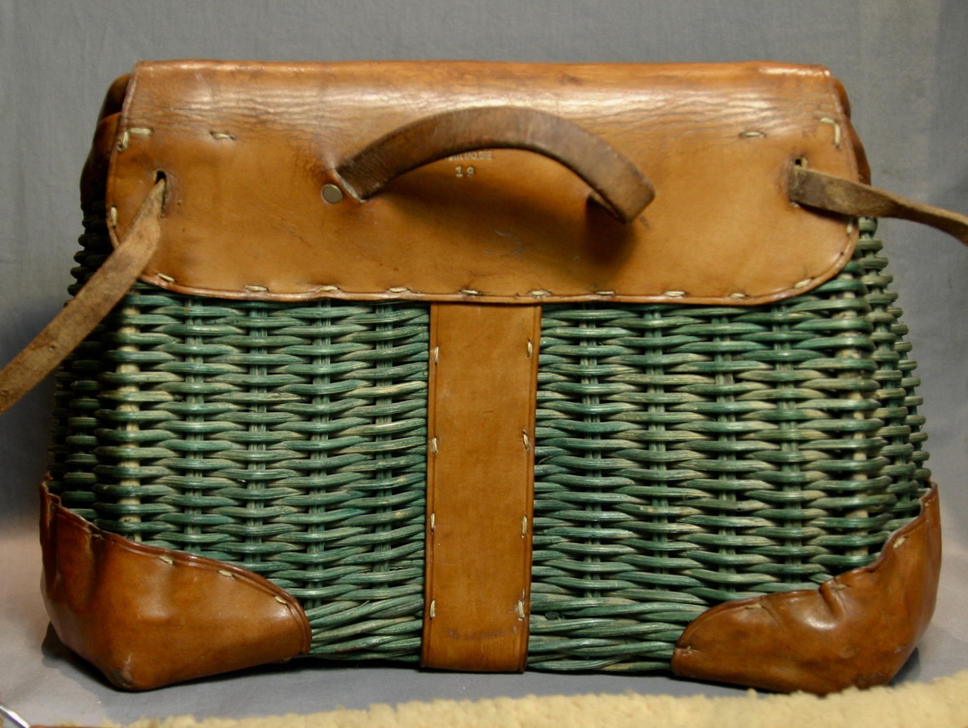 Frisbie Green Wicker #19 Fishing Creel W/Strap - Image 4