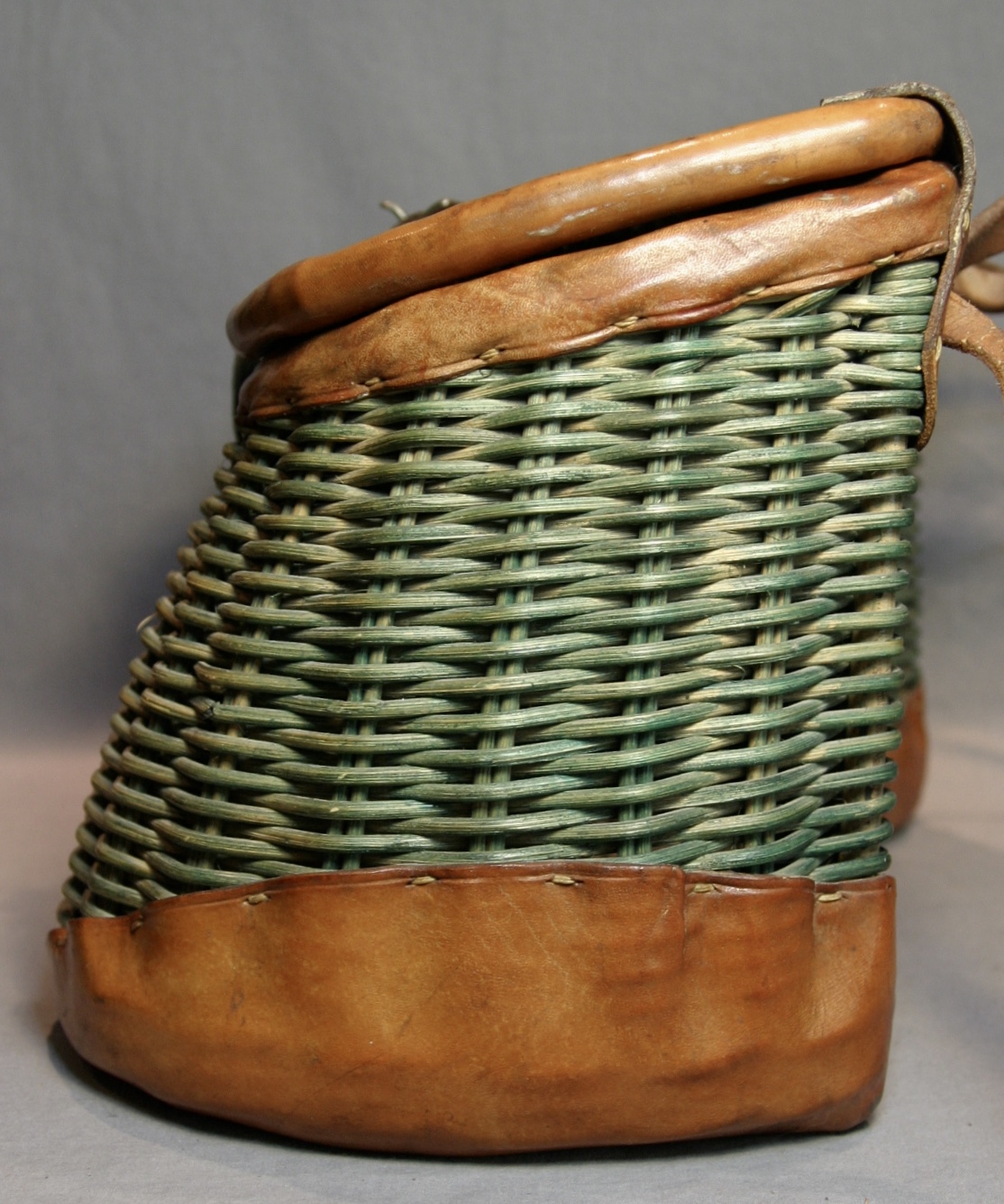 Frisbie Green Wicker #19 Fishing Creel W/Strap - Image 3