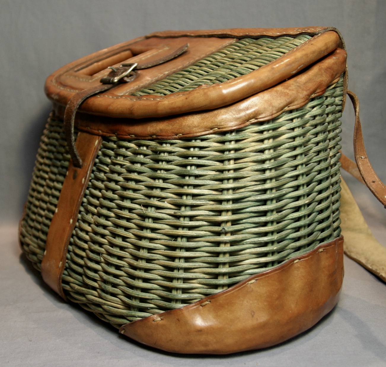 Frisbie Green Wicker #19 Fishing Creel W/Strap - Image 2