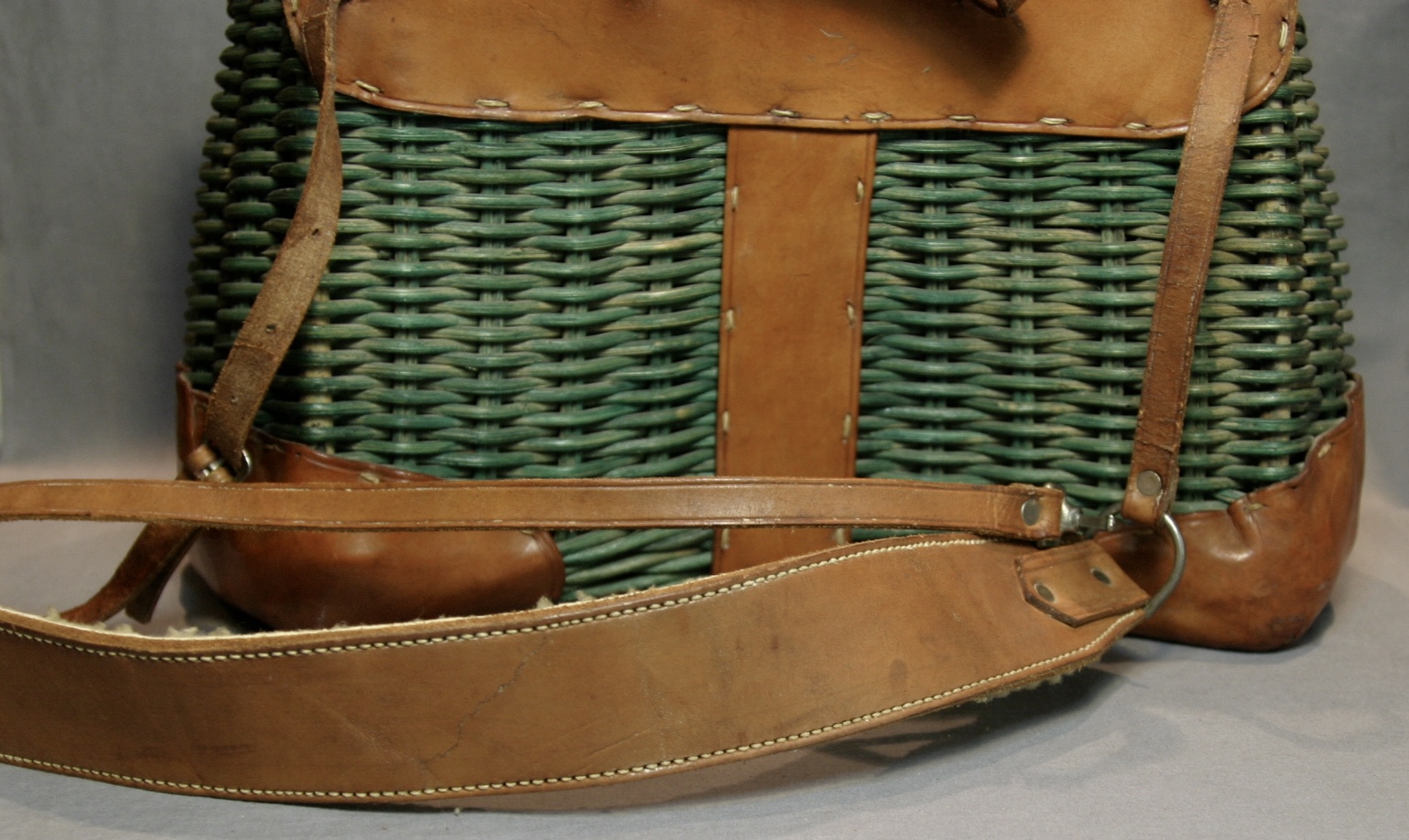 Frisbie Green Wicker #19 Fishing Creel W/Strap - Image 10