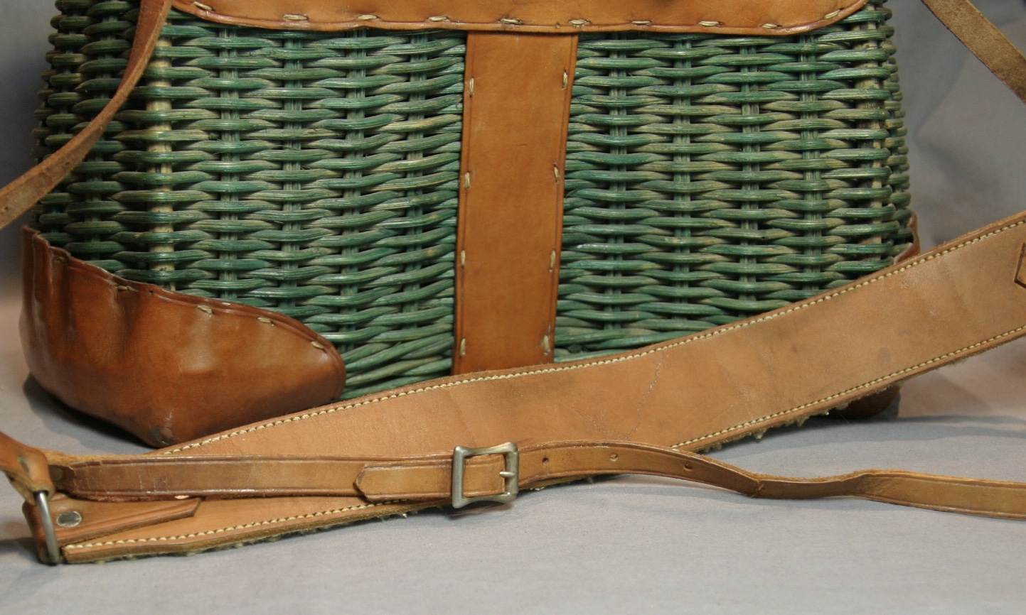 Frisbie Green Wicker #19 Fishing Creel W/Strap - Image 9